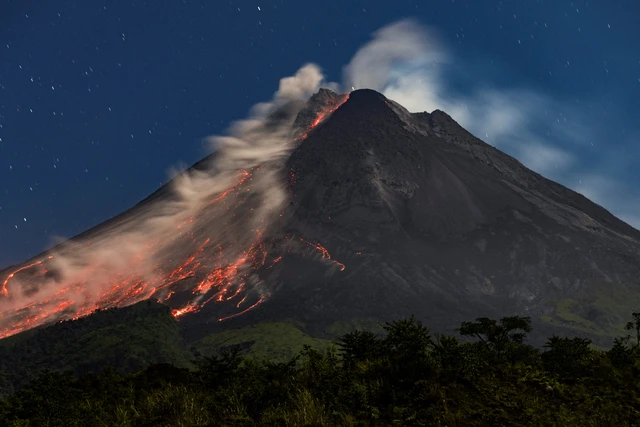 Gunung Merapi Luncurkan Awan Panas 2 Km ke Kali Boyong